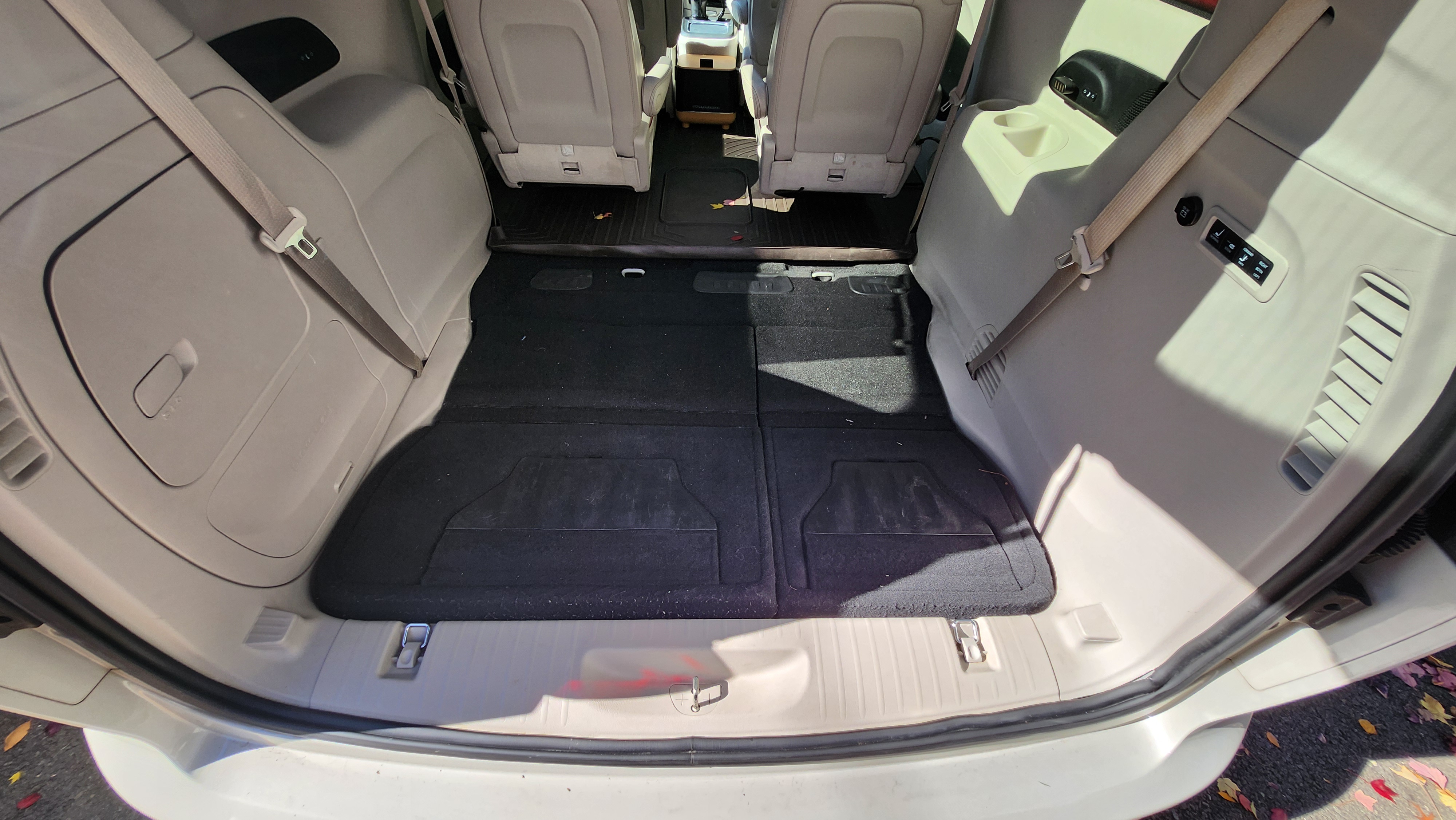 Used 2017 Chrysler Pacifica Limited w/ UConnect Theater Package FWD image 19