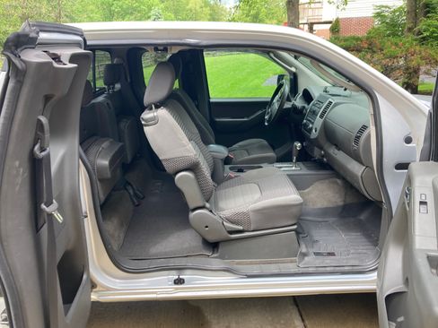 Used 2011 Nissan Frontier SV AWD/4WD image 10