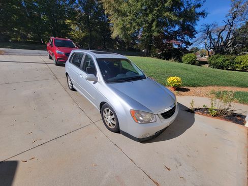 Used 2006 Kia Spectra5 image 1