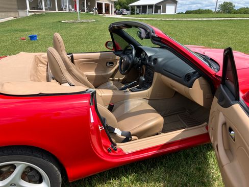 Used 2001 MAZDA MX-5 Miata RWD image 6