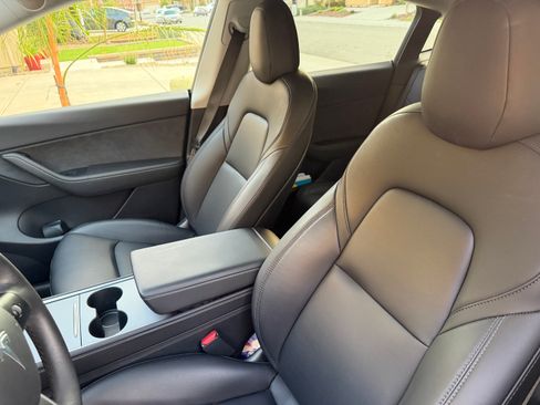 Used 2022 Tesla Model Y Long Range image 9