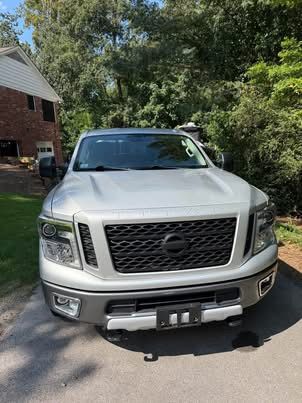 Used 2018 Nissan Titan PRO-4X AWD/4WD image 2