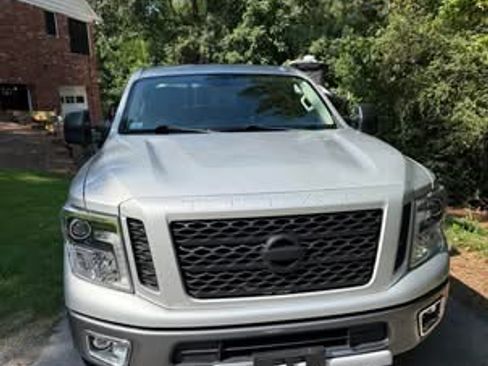 Used 2018 Nissan Titan PRO-4X AWD/4WD image 2