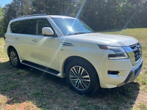 Used 2021 Nissan Armada SL w/ Captain's Chairs Package AWD/4WD image 12