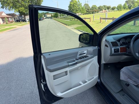 Used 2008 Chrysler Town & Country Touring w/ Entertainment Group #2 FWD image 10