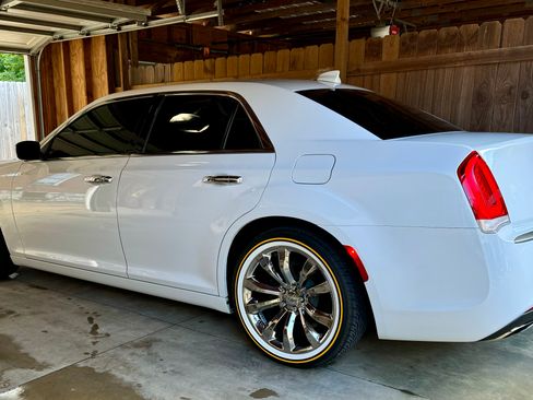 Used 2021 Chrysler 300 Touring w/ Chrome Appearance Package image 5