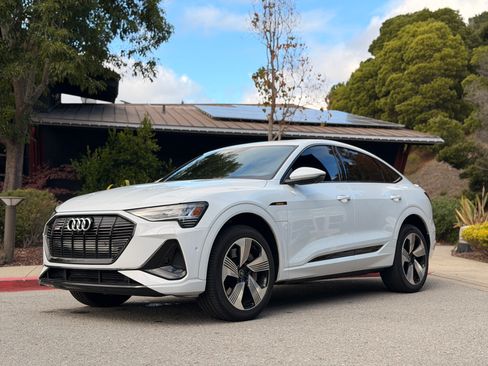 Used 2021 Audi e-tron Prestige w/ Prestige Package image 1