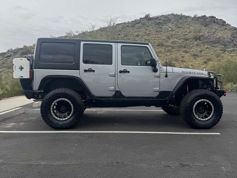 Used 2015 Jeep Wrangler Unlimited Rubicon w/ Connectivity Group image 10