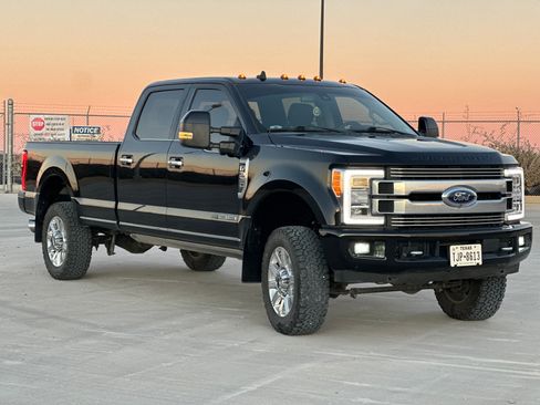 Used 2019 Ford F350 Limited image 5
