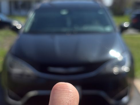 Used 2017 Chrysler Pacifica Touring-L w/ Tire & Wheel Group image 5