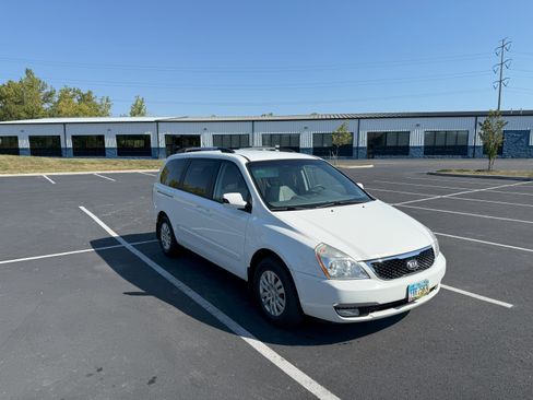 Used 2014 Kia Sedona LX image 4