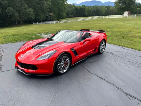 Used 2015 Chevrolet Corvette Z06 w/ 3LZ Preferred Equipment Group RWD image 1