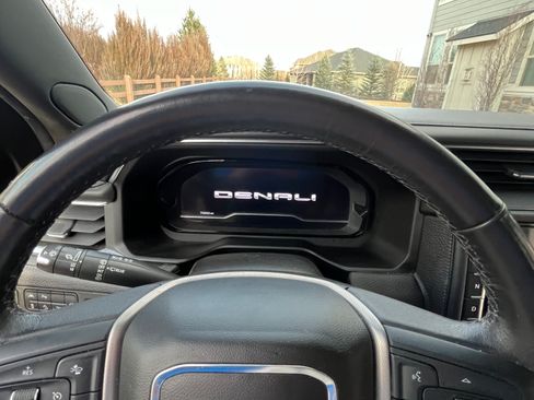 Used 2022 GMC Yukon XL Denali image 11