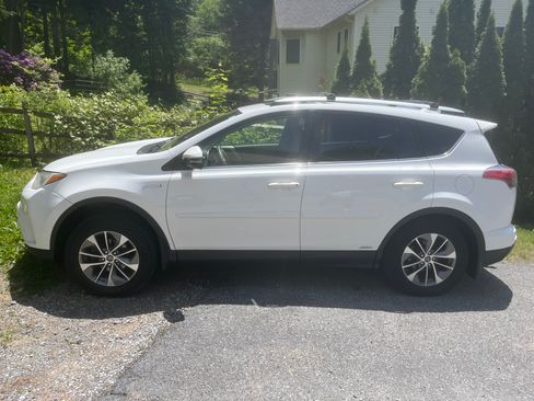 Used 2016 Toyota RAV4 XLE AWD/4WD image 2