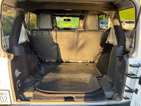 Used 2016 Jeep Wrangler Unlimited Sahara image 5