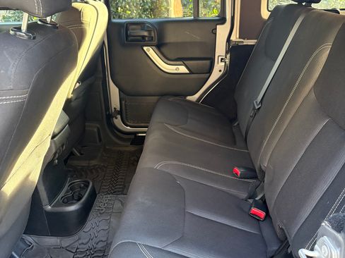 Used 2018 Jeep Wrangler Unlimited Rubicon w/ Connectivity Group image 12