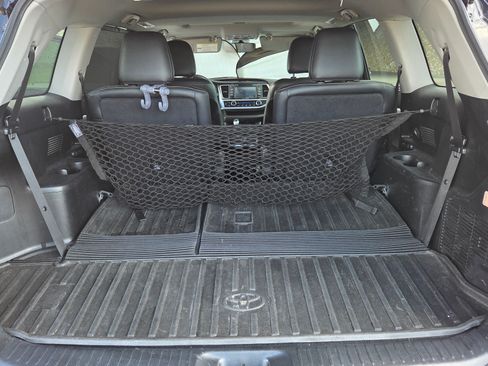 Used 2017 Toyota Highlander XLE FWD image 8