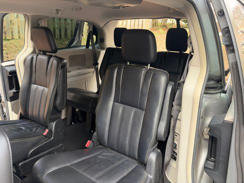 Used 2015 Chrysler Town & Country Touring image 12