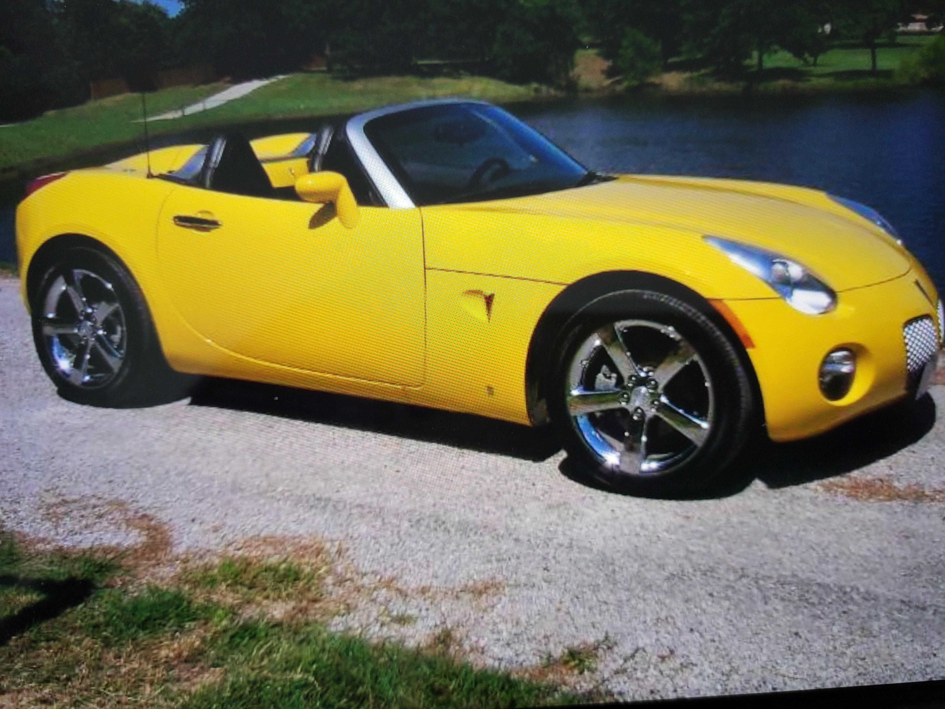 Used 2008 Pontiac Solstice Convertible w/ Premium Package RWD image 2