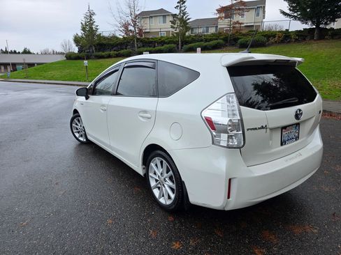 Used 2013 Toyota Prius V Five image 10