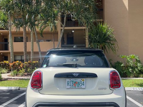 Used 2022 MINI Cooper 2-Door Hardtop w/ Premium Package image 10