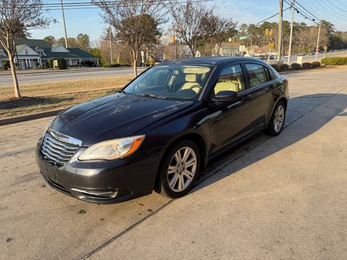 Used 2011 Chrysler 200 Touring image 1