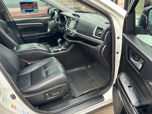 Used 2018 Toyota Highlander SE image 9