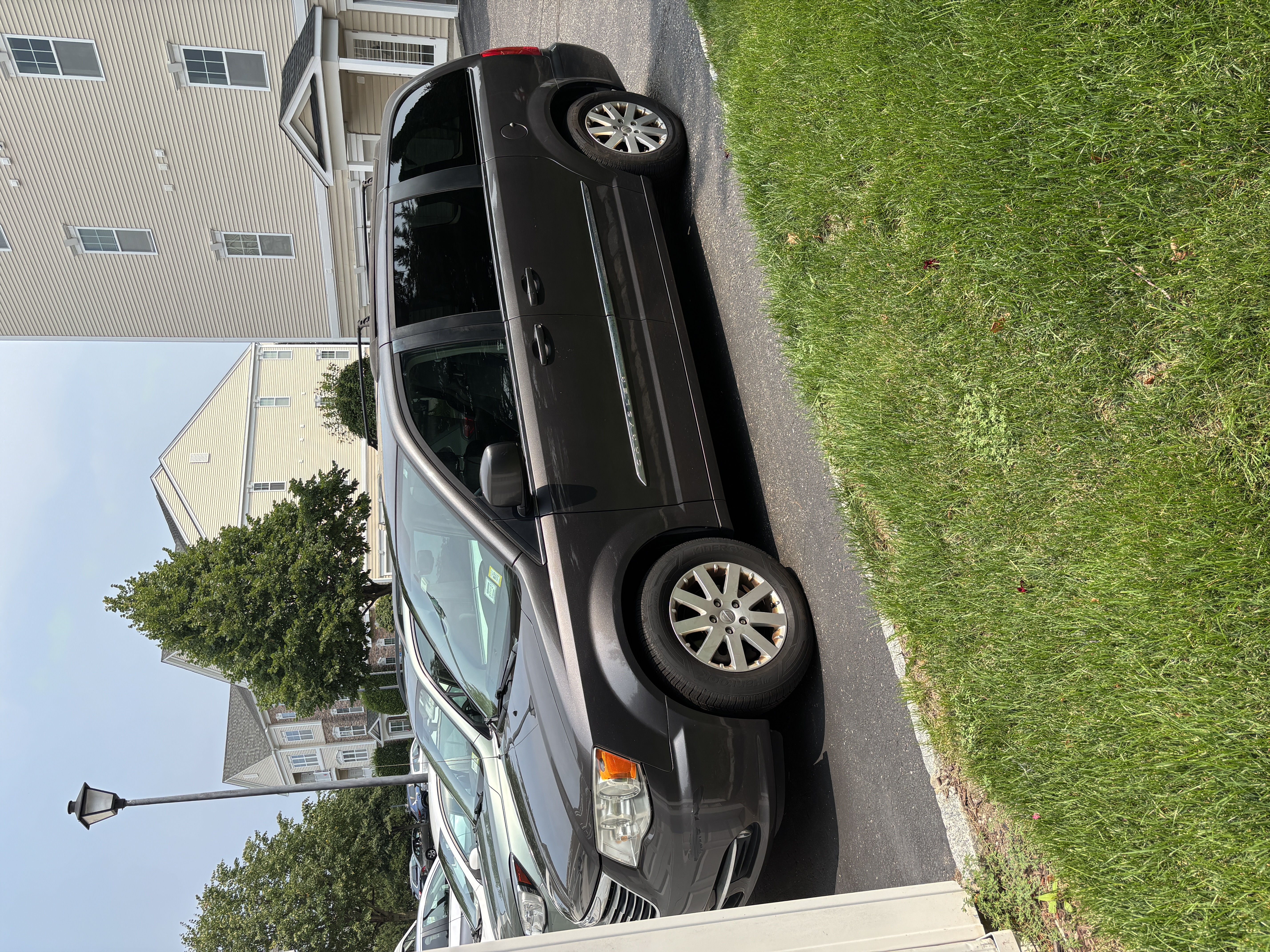 Used 2015 Chrysler Town & Country Touring FWD image 8