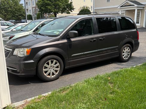 Used 2015 Chrysler Town & Country Touring FWD image 8