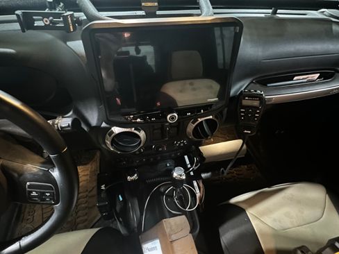 Used 2016 Jeep Wrangler Unlimited Sahara image 11