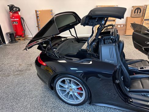 Used 2015 Porsche 911 Targa 4S image 2
