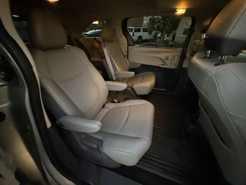 Used 2021 Toyota Sienna XLE w/ XLE Plus Package image 9