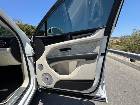 Used 2021 Bentley Bentayga AWD/4WD image 15