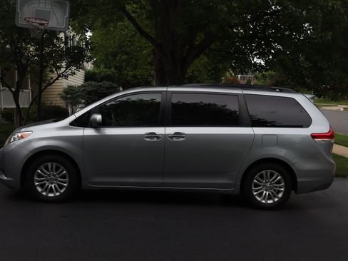 Used 2013 Toyota Sienna XLE w/ Premium Pkg FWD image 2