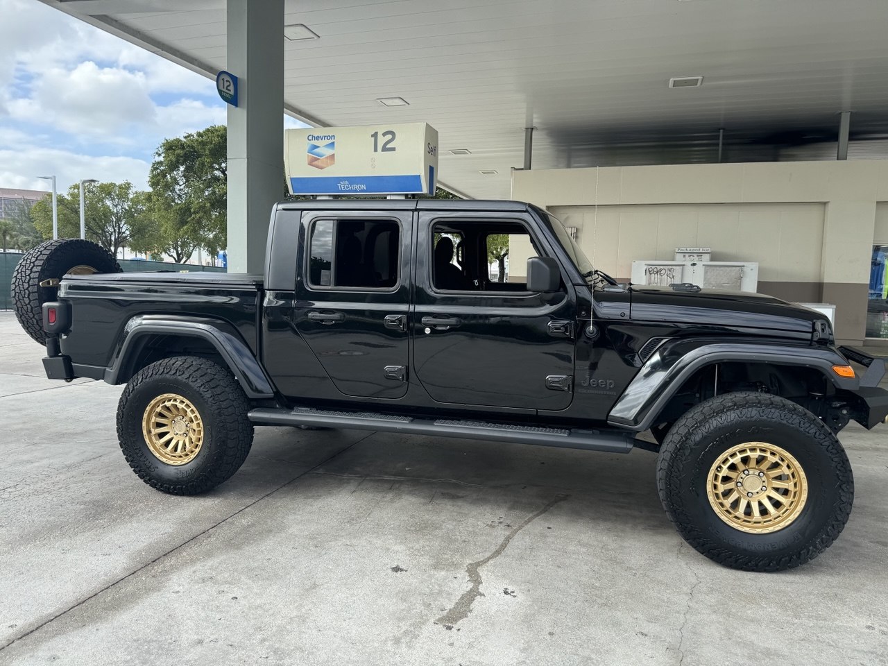 Used 2020 Jeep Gladiator Sport AWD/4WD image 1