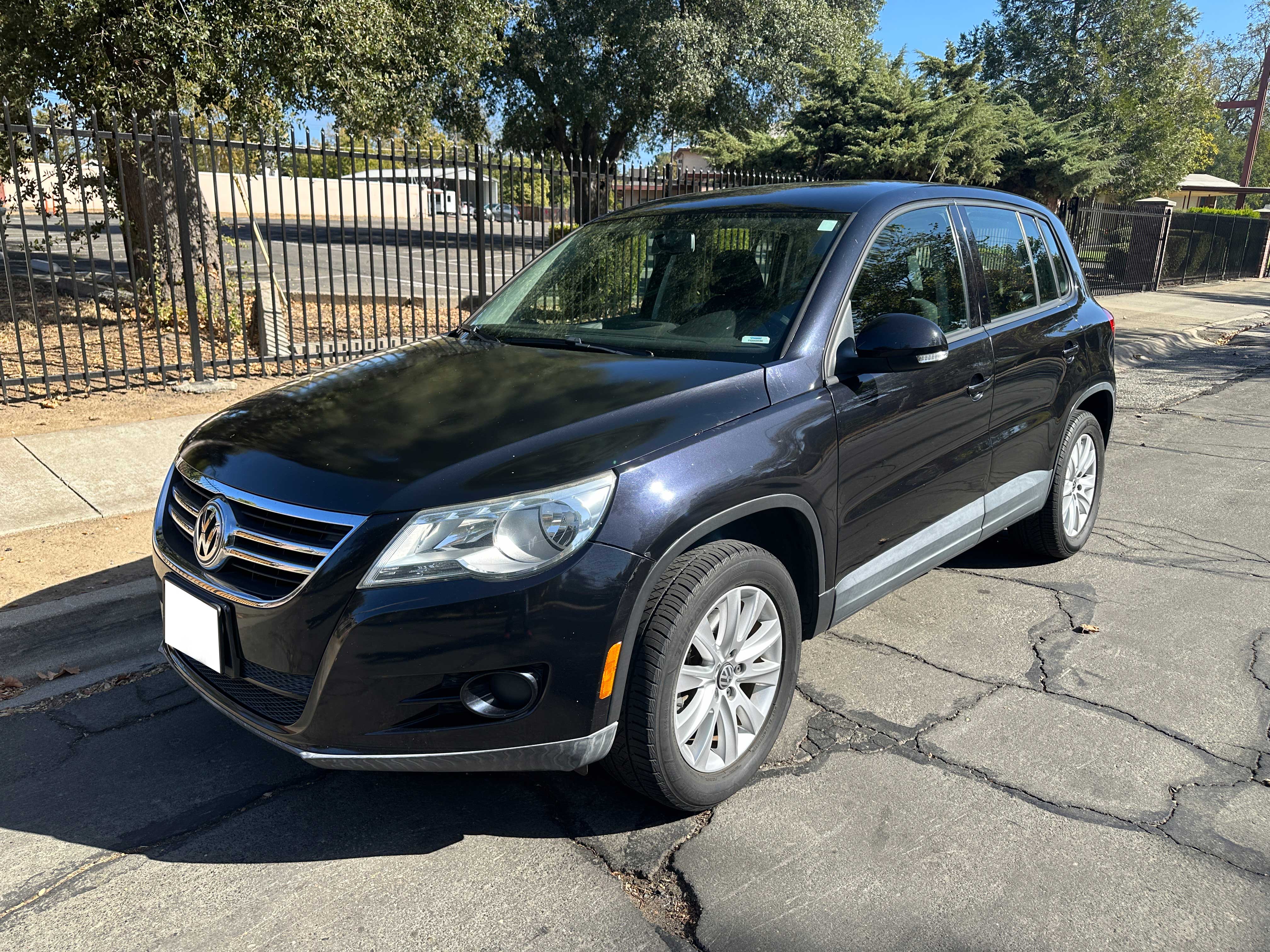 Used 2009 Volkswagen Tiguan S FWD image 2