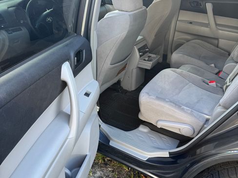 Used 2012 Toyota Highlander FWD image 13