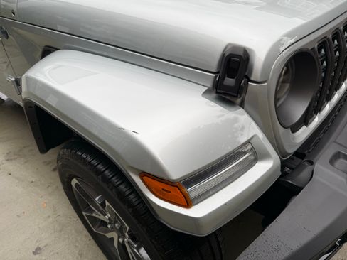 Used 2024 Jeep Wrangler Unlimited w/ Technology Group image 10