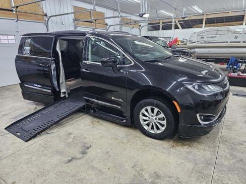 Used 2018 Chrysler Pacifica Touring-L image 10