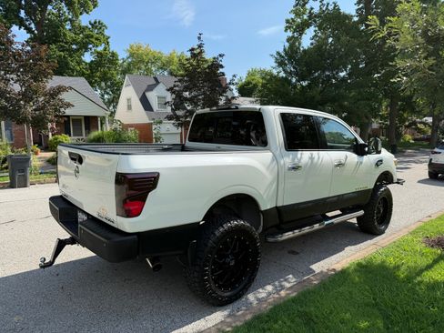 Used 2017 Nissan Titan SL w/ Off-Road Package AWD/4WD image 12