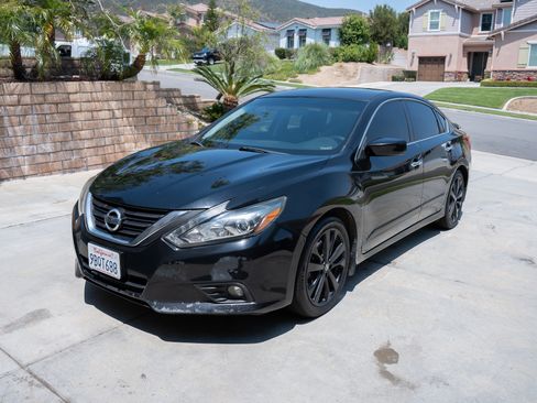 Used 2017 Nissan Altima 2.5 SR w/ Midnight Edition Package FWD image 2