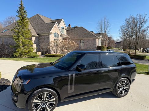 Used 2025 Land Rover Range Rover SE image 1
