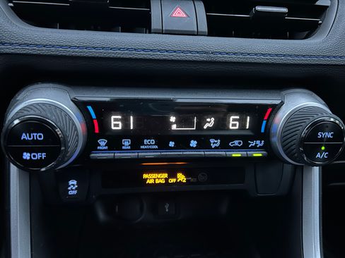 Used 2022 Toyota RAV4 SE image 6