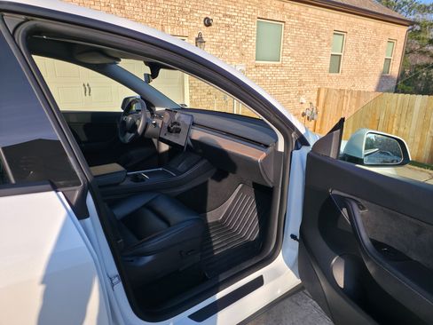 Used 2022 Tesla Model Y Long Range image 12