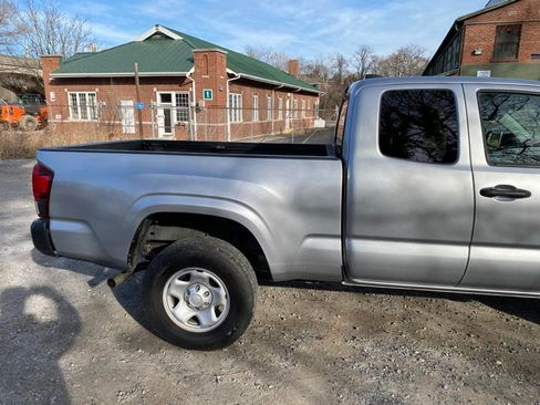 Used 2022 Toyota Tacoma SR image 10