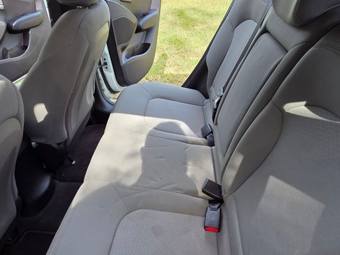 Used 2011 Hyundai Tucson GL image 15