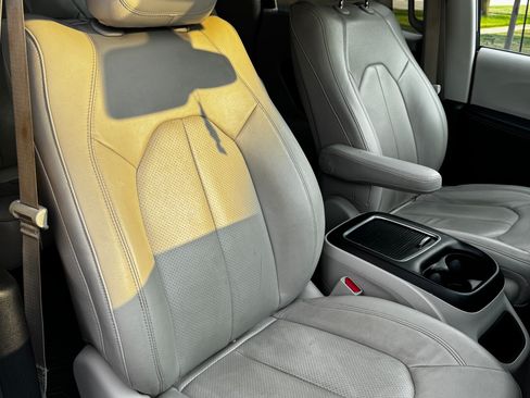 Used 2020 Chrysler Pacifica Touring-L Plus w/ Advanced Safetytec Group FWD image 11