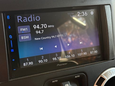 Used 2016 Jeep Wrangler Unlimited Sahara w/ Connectivity Group image 13