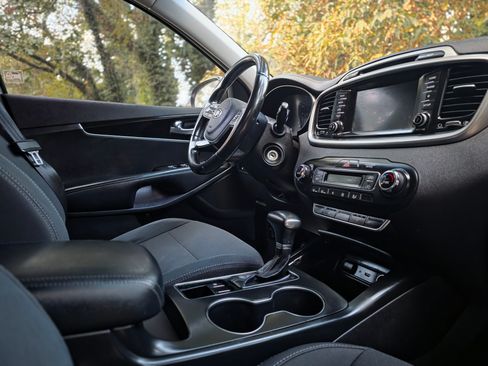 Used 2019 Kia Sorento LX w/ LX Convenience Package image 4