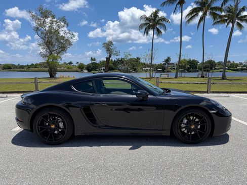 Used 2022 Porsche 718 Cayman w/ Premium Package RWD image 5